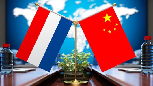 Глава МЗС КНР провів телефонну розмову з віцепрем’єром, міністром закордонних справ Нідерландів В. Хукбуд