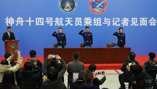 Члени екіпажу китайського космічного корабля “Шеньчжоу-14” зустрілися із журналістами