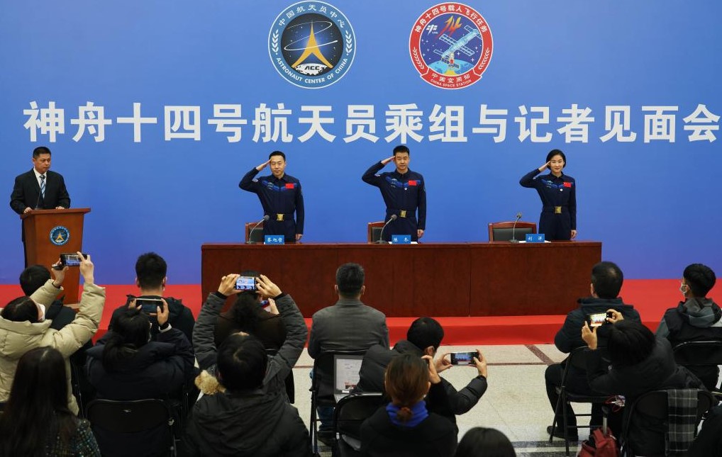 Члени екіпажу китайського космічного корабля “Шеньчжоу-14” зустрілися із журналістами