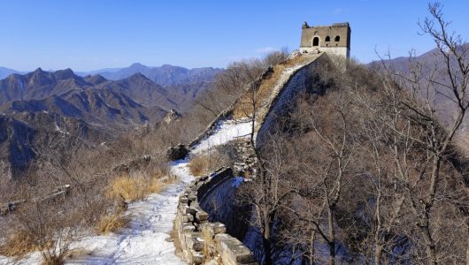 Пекін: весняний сніг покриває Велику стіну, створюючи величну картину під блакитним небом