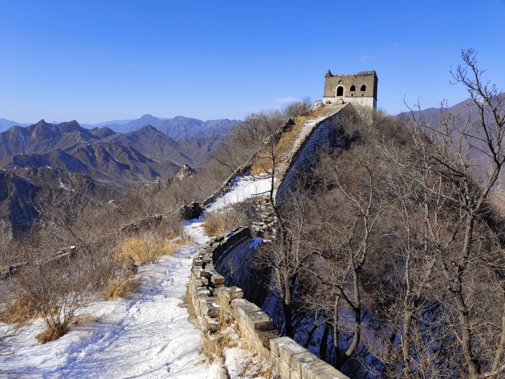 Пекін: весняний сніг покриває Велику стіну, створюючи величну картину під блакитним небом