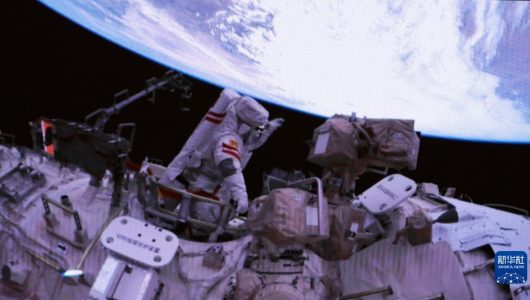 Члени екіпажу космічного корабля “Шеньчжоу-15” здійснили свій перший вихід у відкритий космос