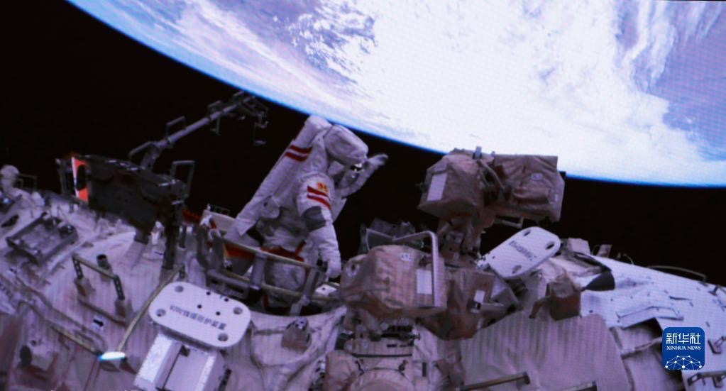 Члени екіпажу космічного корабля “Шеньчжоу-15” здійснили свій перший вихід у відкритий космос