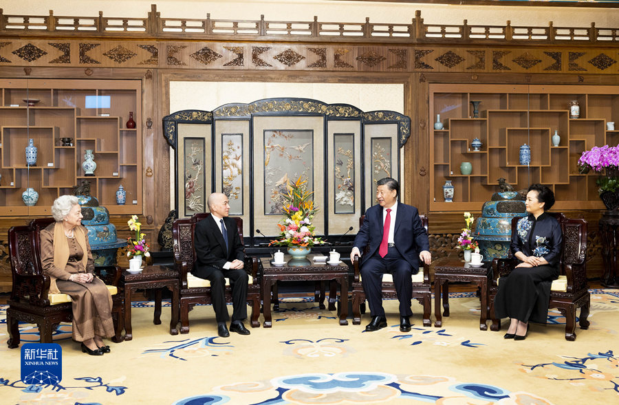 Сі Цзіньпін з дружиною Пен Ліюань зустрілися з королем і королевою-матір’ю Камбоджі