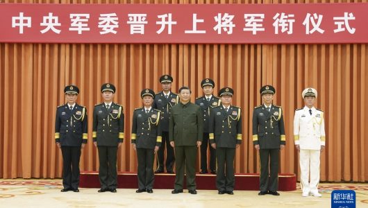 Сі Цзіньпін вручив свідоцтва про присвоєння звання генерал-полковника двом військовим офіцерам