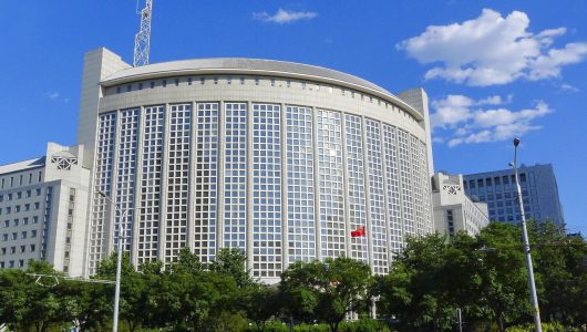 МЗС КНР: Виконавчий указ про обмеження інвестицій США у технологічну галузь Китаю