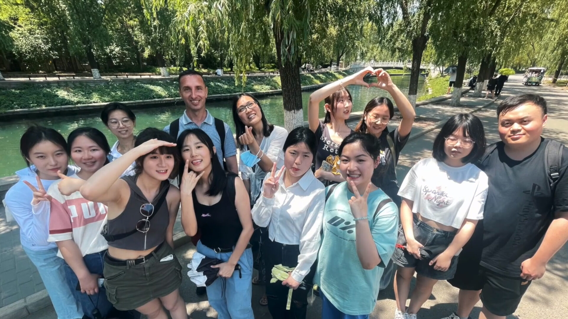 【Вкорінення в Китаї】Люди, які будують мости за допомогою мови