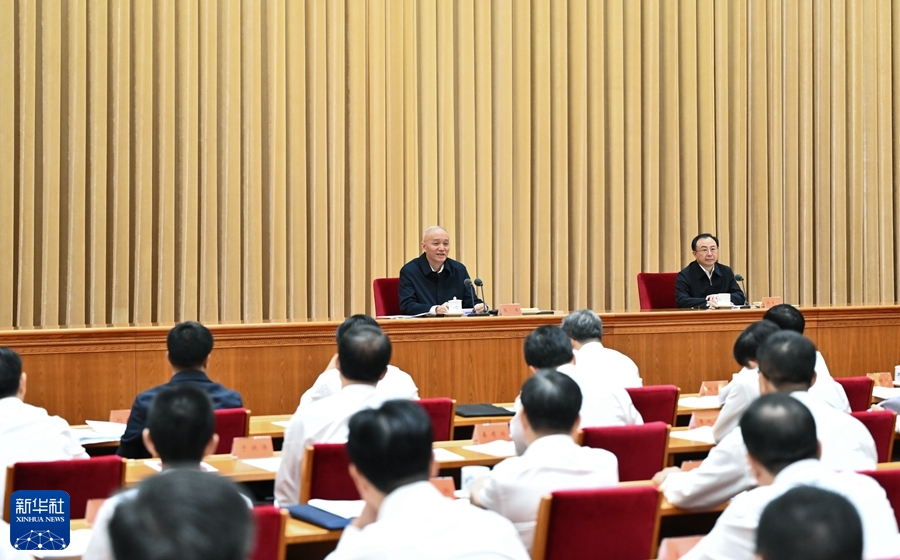 Сі Цзіньпін наголосив на важливості перетворення канцелярій парткомів та урядів на зразкові органи