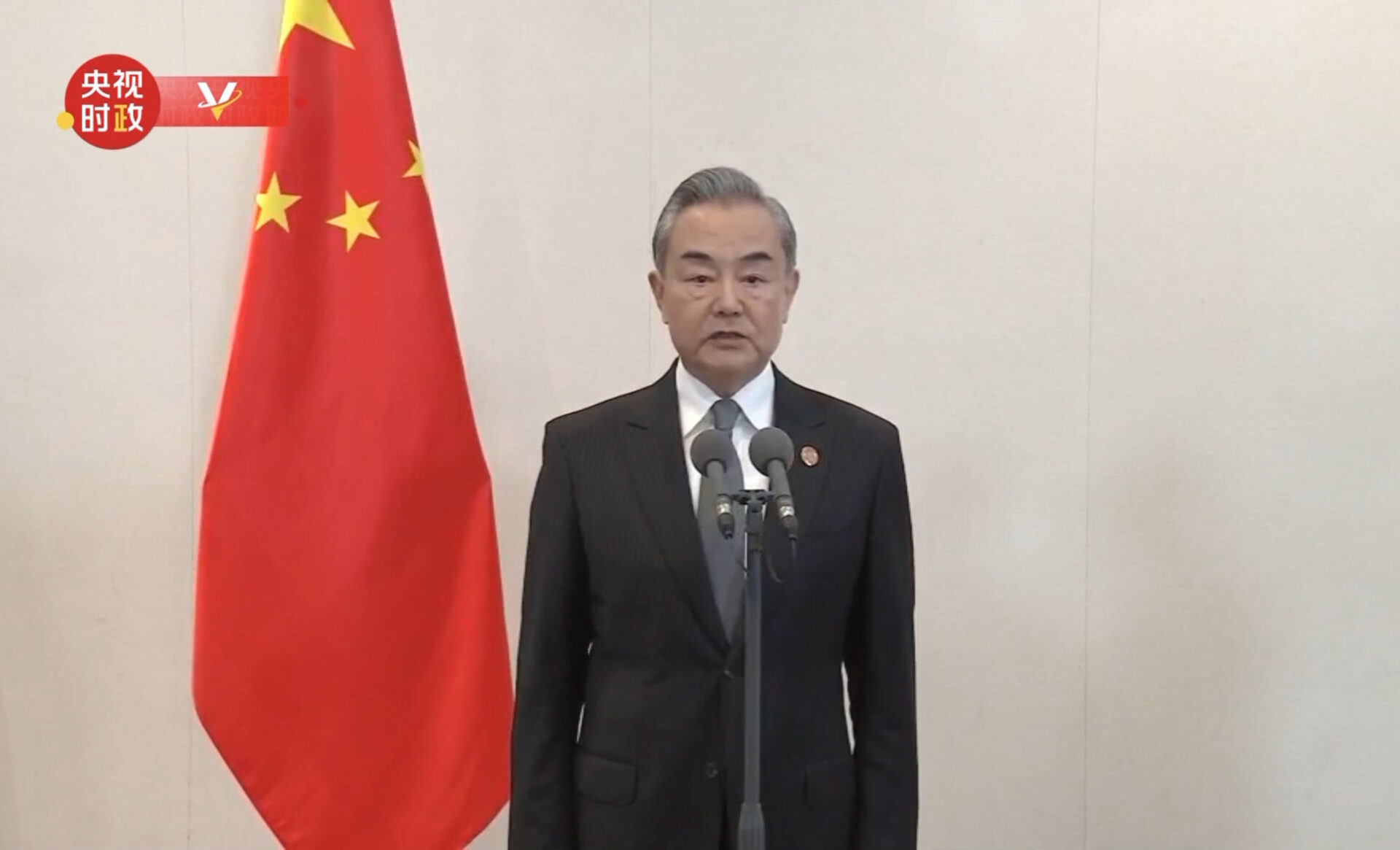 Ван Ї ознайомив ЗМІ з ситуацією та відповів на запитання щодо зустрічі глав держав Китаю та США у Сан-Франциско