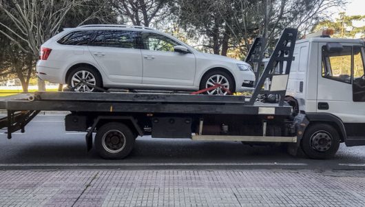 У Києві запустили евакуацію припаркованих на велосмугах автомобілів