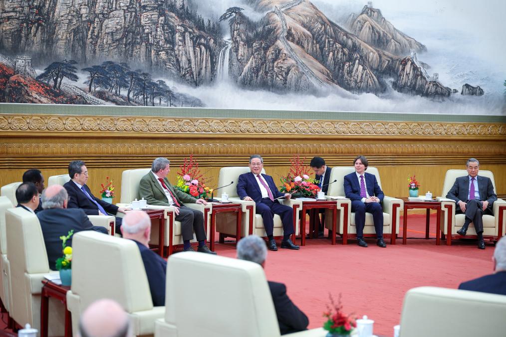 Прем’єр Держради КНР Лі Цян зустрівся з іноземними експертами-лауреатами «Премії дружби», які працюють у Китаї