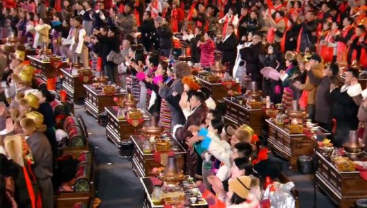 Гала-концерт до Свята Ліхтарів CMG 2025: Феєричний показ тибетської моди