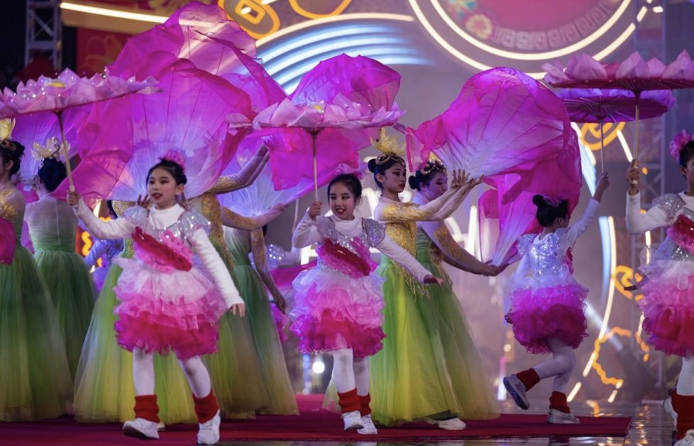 У САР Аомень пройшов парад прикрашених квітами платформ на честь Свята Весни