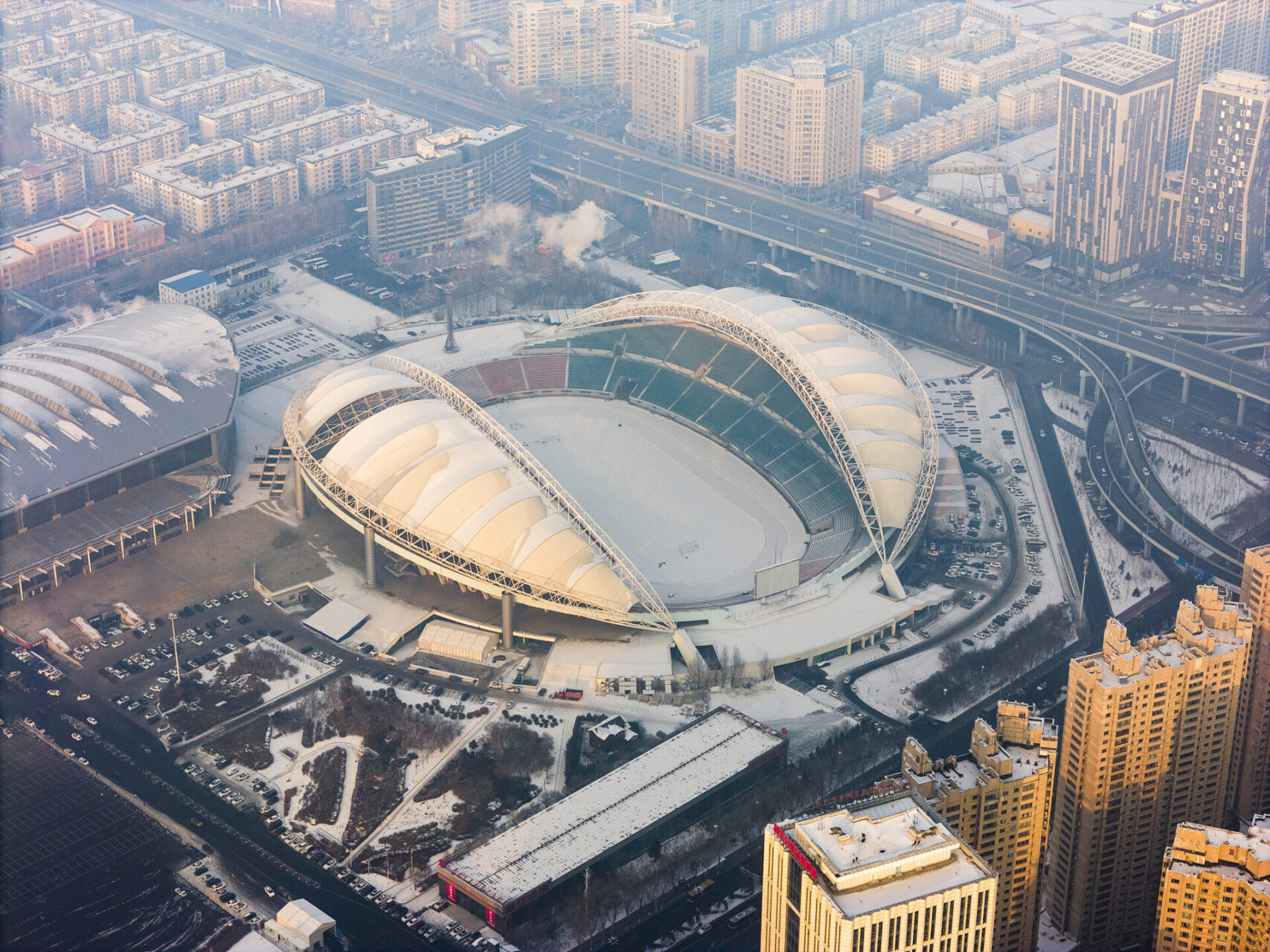 Делегації з різних країн, які беруть участь у 9-х зимових Азійських іграх, прибували в Харбін одна за одною, що ознаменувало початок першого потоку учасників