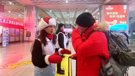 Волонтери роблять важливий внесок в успішне проведення зимової Азіади в Харбіні