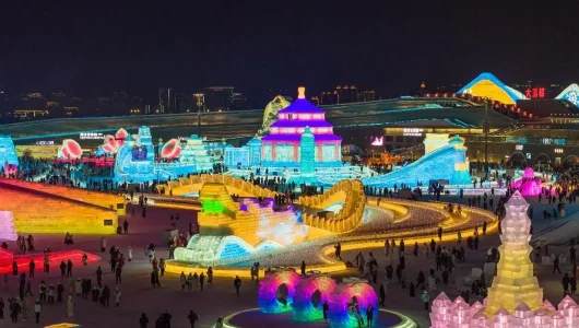 Найбільший у світі льодово-сніговий тематичний парк у Харбіні прийняв рекордну кількість туристів