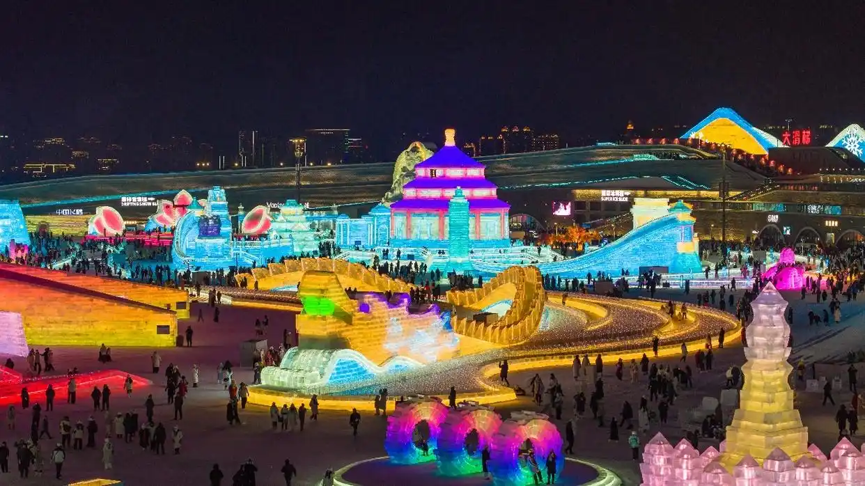 Найбільший у світі льодово-сніговий тематичний парк у Харбіні прийняв рекордну кількість туристів
