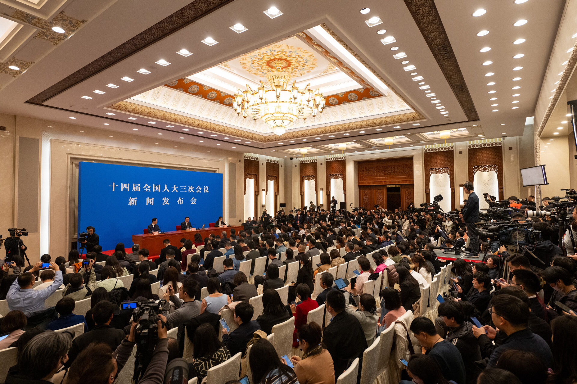 Офіційний представник 3-ї сесії ВЗНП 14-го скликання висловив упевненість у перспективах розвитку економіки Китаю