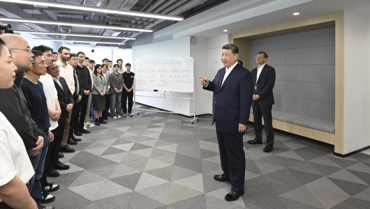 Сі Цзіньпін проінспектував Шанхайський інноваційний інкубатор великих моделей ШІ