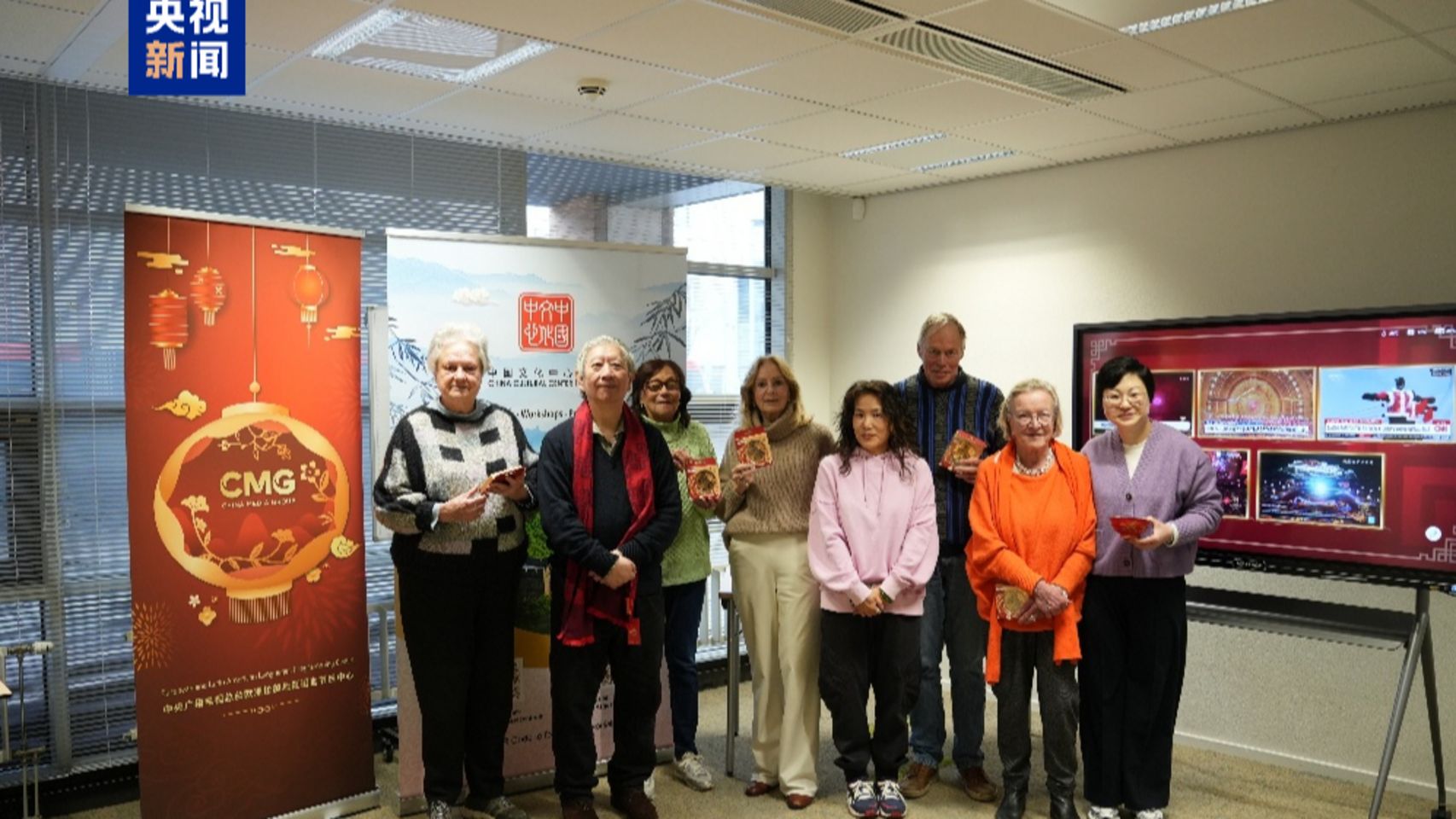 Червоний колір гала-концерту до Свята Весни з’явився в багатьох місцях Нідерландів, щоб відкрити нові можливості для китайсько-нідерландських культурних обмінів