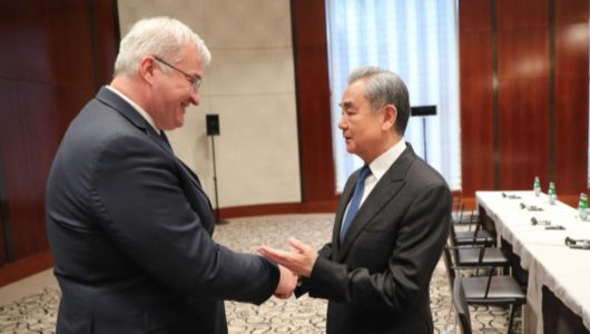 Китайсько-українські відносини повинні зберігати стабільний і здоровий розвиток — глава МЗС КНР