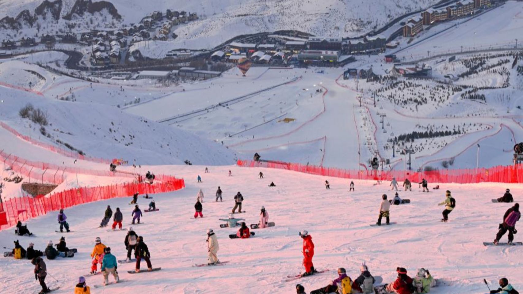 Гірськолижні курорти в синьцзянському Алтаї продовжують бути на піку популярності після святкових вихідних