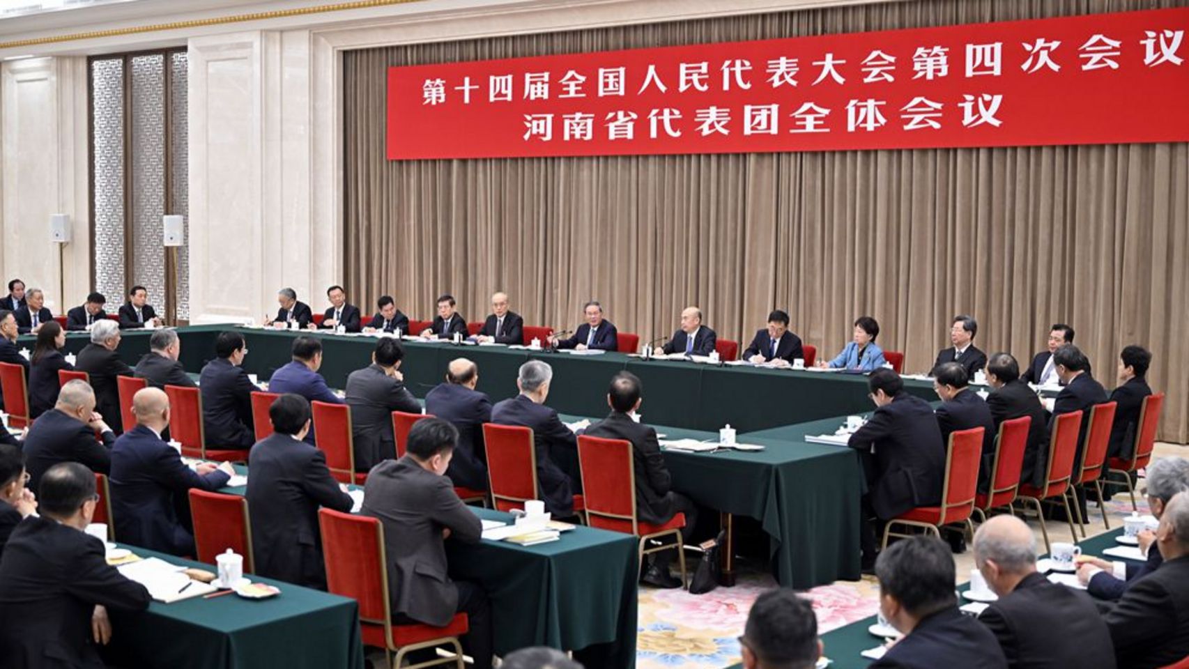 Партійні та державні керівники Китаю взяли участь в обговореннях та дискусіях у рамках сесій ВЗНП та ВК НПКРК