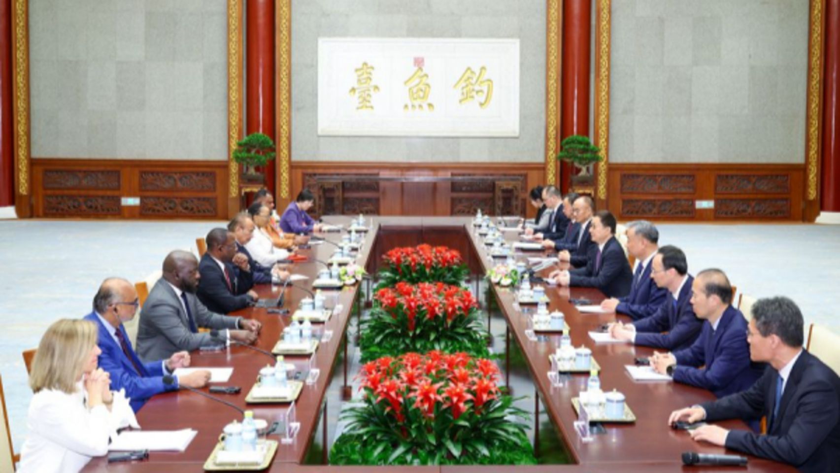 Китай готовий разом з усіма сторонами будувати глобальне співтовариство спільного розвитку — заступник голови КНР