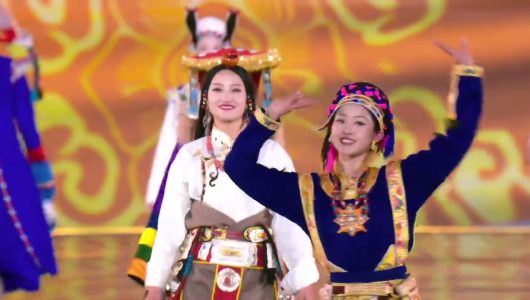 Гала-концерт до Свята Ліхтарів CMG 2025: Феєричний показ тибетської моди