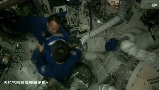 Історична зустріч китайських космонавтів двох місій на китайській космічній станції “Тяньґун”