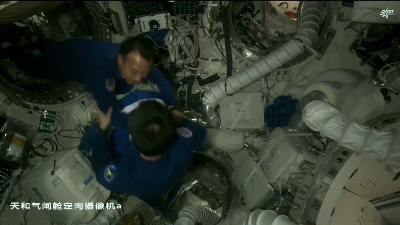 Історична зустріч китайських космонавтів двох місій на китайській космічній станції “Тяньґун”