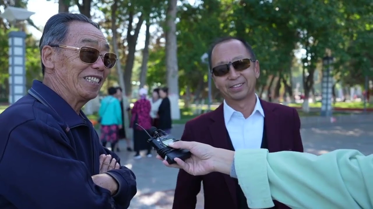 Кореспондентка CGTN Лю Сінь на вулицях міста Шихецзи взяла інтерв’ю у місцевих жителів різних етнічних груп