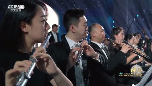 Лан Лан грає на піаніно