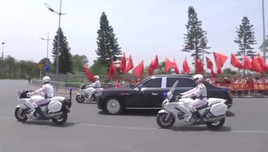 Люди вітають Сі Цзіньпіна, коли кортеж прямує до готелю в Ханої
