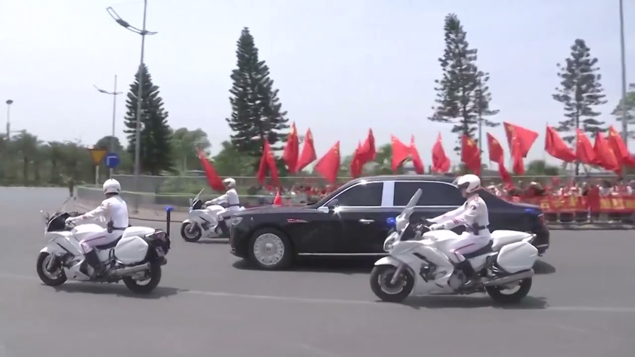 Люди вітають Сі Цзіньпіна, коли кортеж прямує до готелю в Ханої