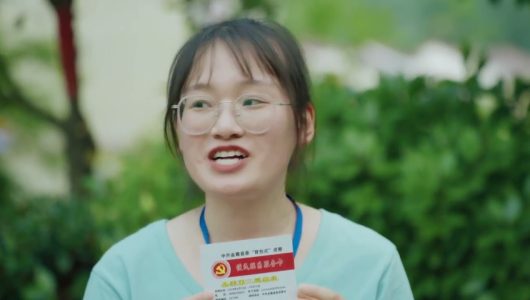 Молодшій сестрі, яка патрулює з сумкою за плечами, подобаються такі дні