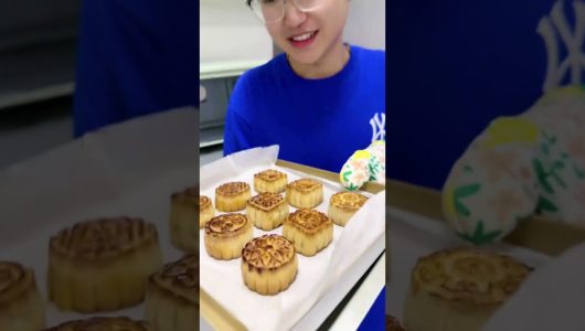 На свято Середини осені разом готуємо “місячні тістечка” юебін