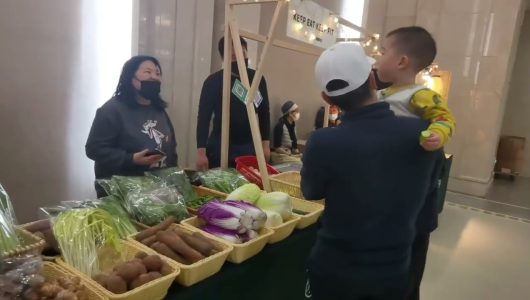 Наближається свято Весни, торгівля на пекінських ринках сповнена новорічного колориту