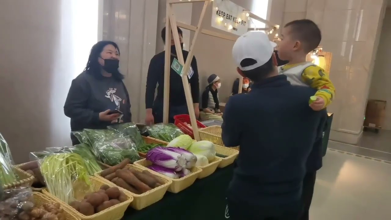 Наближається свято Весни, торгівля на пекінських ринках сповнена новорічного колориту