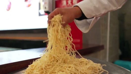 Обсмажуючи локшину, наставники та їх учні успадковують смак свого рідного міста