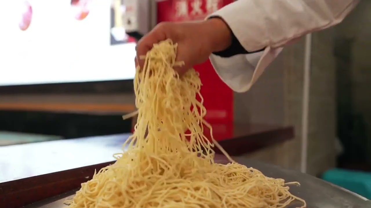 Обсмажуючи локшину, наставники та їх учні успадковують смак свого рідного міста