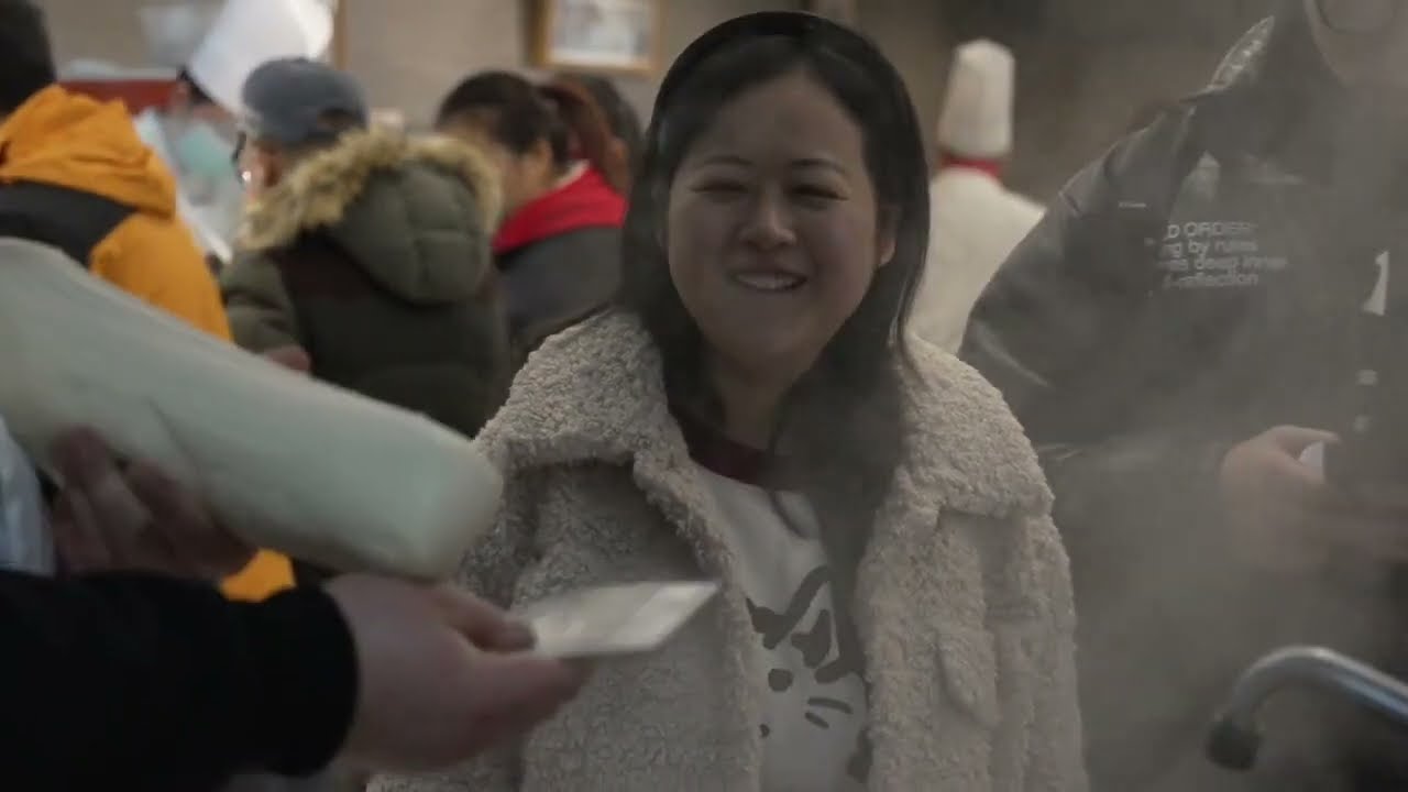 Обсмажуючи локшину, наставники та їх учні успадковують смак свого рідного міста