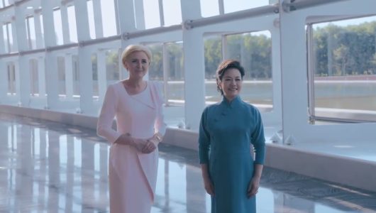 Пен Ліюань, дружина голови КНР Сі Цзіньпіна, і Агата Корнхаузер-Дуда, дружина президента Польщі відвідали Національний театр Китаю