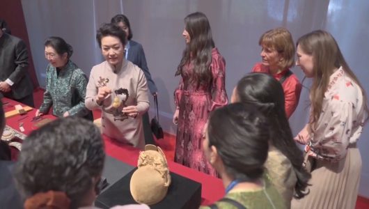 Пен Ліюань і подружжя інших лідерів, які беруть участь у Форумі “Пояс і шлях”, відвідали Музей декоративно-ужиткового мистецтва Китаю