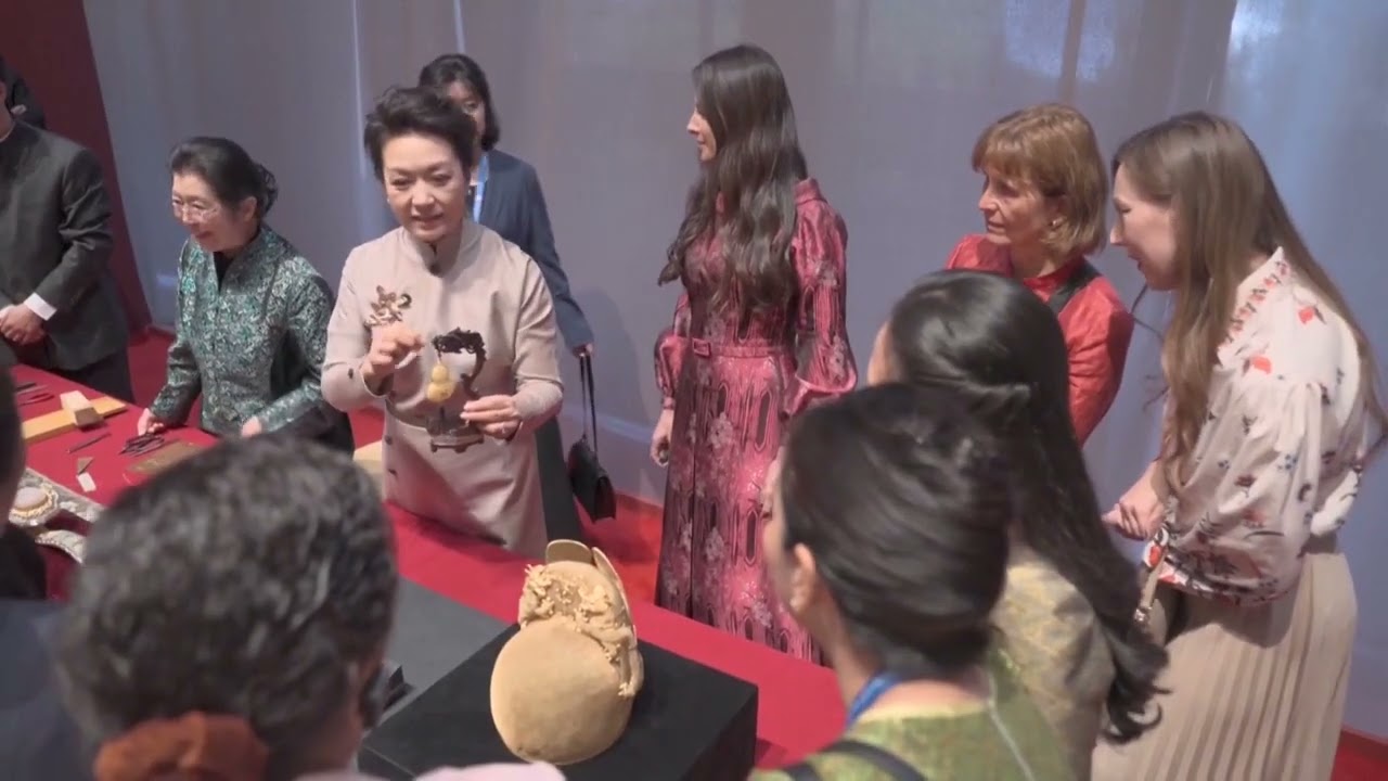 Пен Ліюань і подружжя інших лідерів, які беруть участь у Форумі “Пояс і шлях”, відвідали Музей декоративно-ужиткового мистецтва Китаю