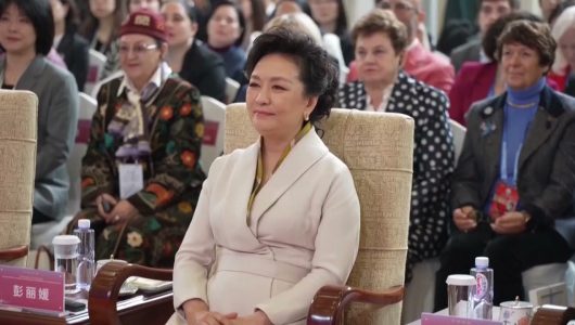 Пен Ліюань відвідала виставку, присвячену розширенню можливостей жінок і дівчат за допомогою цифрового інтелекту