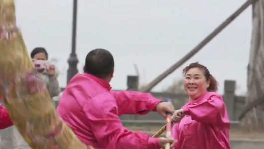 Перетворюють солому на дракона і зберігають традиції