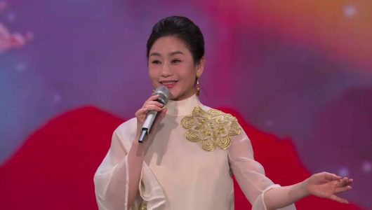 Різнокольорові хмари женуться за місяцем