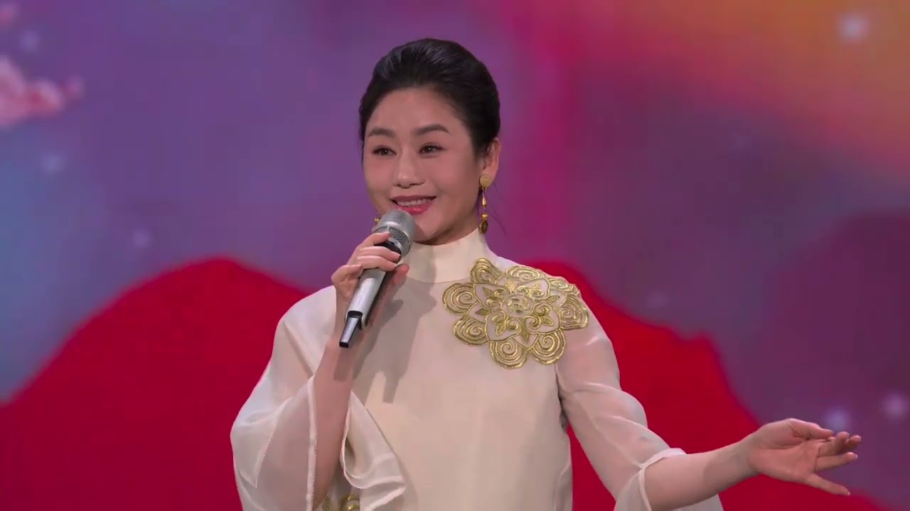 Різнокольорові хмари женуться за місяцем