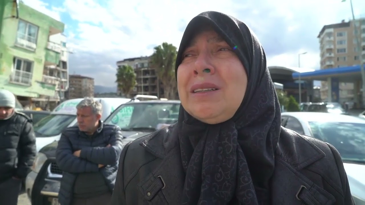 Щоденник землетрусу в Туреччині / Епізод 2: Мати чекає допомоги після того, як вагітна дочка опинилася під уламками